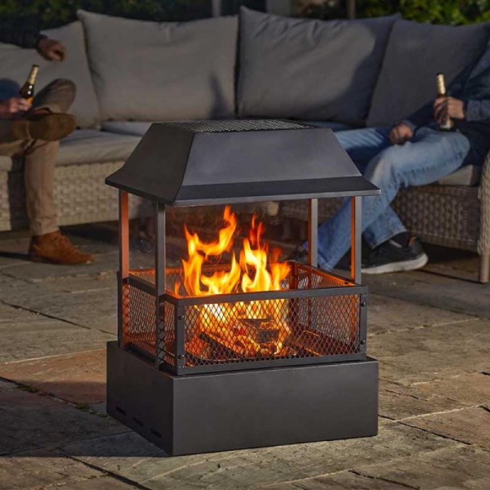 Feuerkorb mit Feuer im Garten